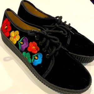 Embroidered black velvet sneakers